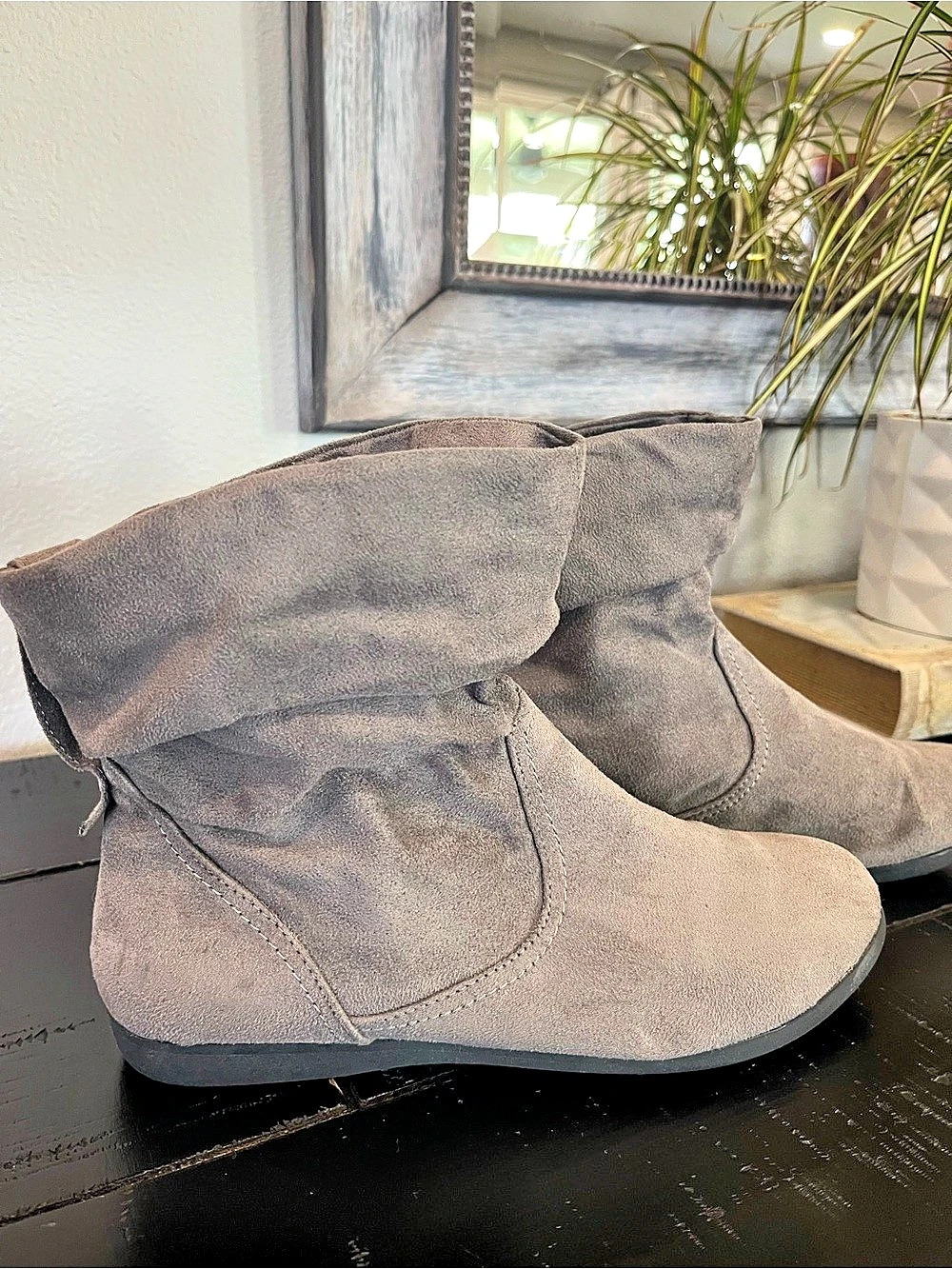 SO Gray Faux Suede Slouchy Ankle Boots Women’s size 8